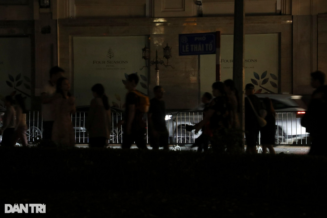 Đoạn phố Lê Thái Tổ vẫn có một làn đường cho phương tiện được lưu thông, dòng người đi bộ trong bóng tối trở nên nổi bật trong ánh sáng các phương tiện giao thông. Đoạn phố Lê Thái Tổ vẫn có một làn đường cho phương tiện được lưu thông, dòng người đi bộ trong bóng tối trở nên nổi bật trong ánh sáng các phương tiện giao thông.