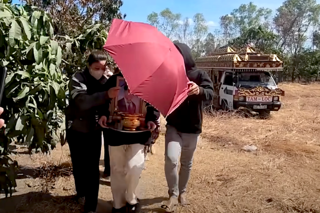 Cô dâu trong ngày đưa tang chú rể Cô dâu trong ngày đưa tang chú rể