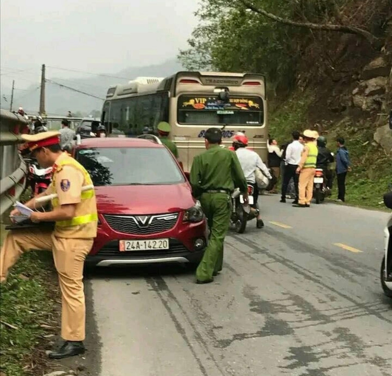 Cảnh sát có mặt tại hiện trường (Ảnh: Công an cung cấp).