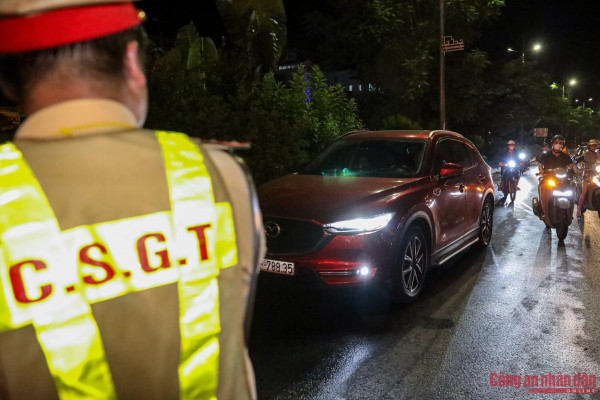 Cảnh sát kiểm tra các phương tiện ô tô trên đường.