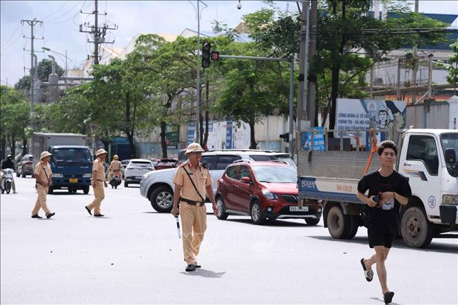 Lực lượng chức năng có mặt tại hiện trường vụ nổ.