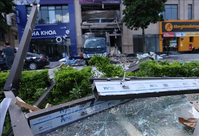Vụ nổ khiến cửa kính vỡ vụn bay xa hàng chục mét.