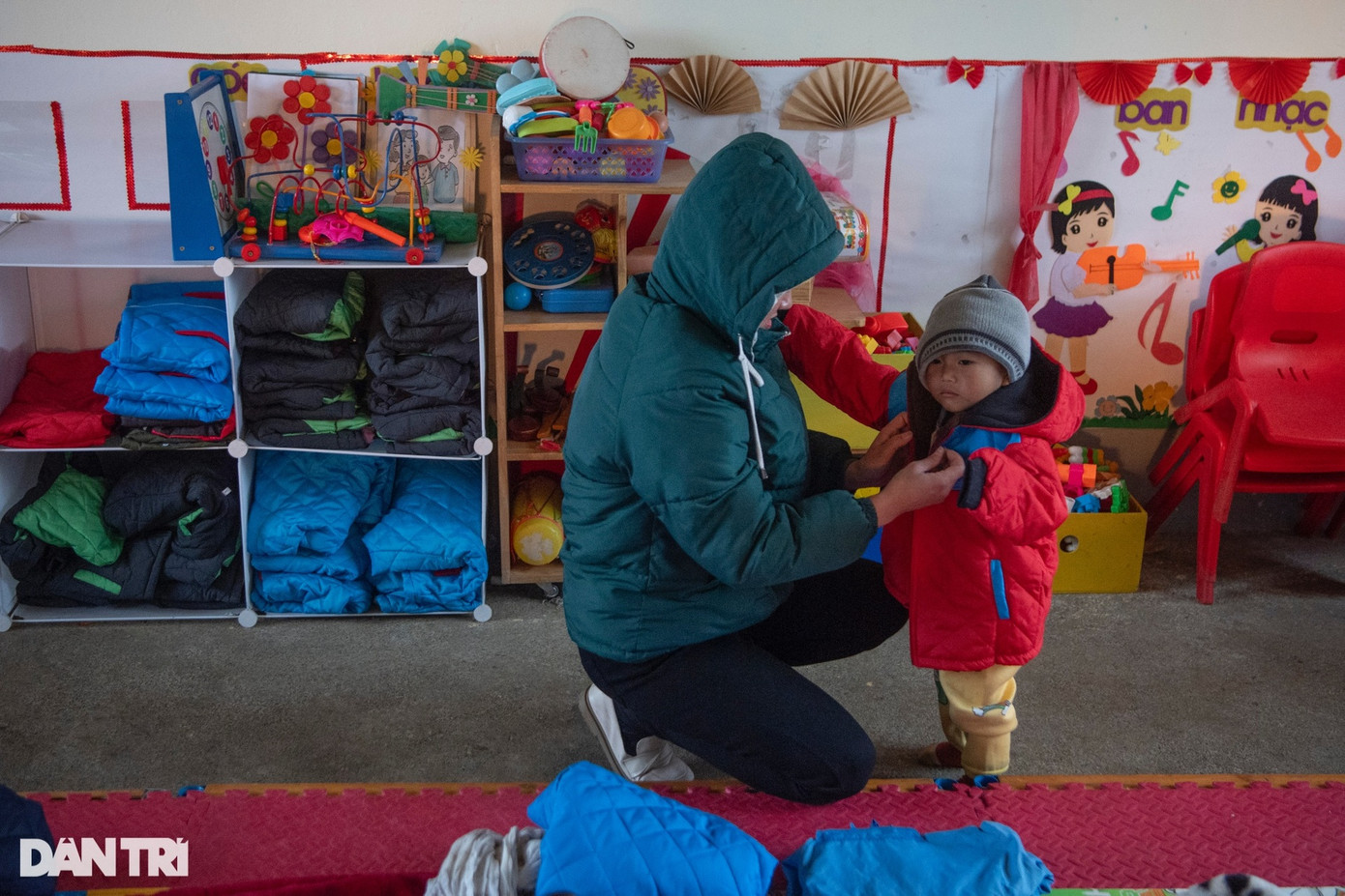 Cô Vũ Thu Huyền, giáo viên khối mầm non trong trường cho biết, tới nay cô Huyền đã gắn bó với việc dạy học tại điểm trường Ngải Thầu được 4 năm. Ở đây điều kiện về cơ sở vật chất vẫn còn thiếu thốn, mùa đông thời tiết lạnh cũng khiến nhiều bạn đi học muộn do nhà xa. Cô Vũ Thu Huyền, giáo viên khối mầm non trong trường cho biết, tới nay cô Huyền đã gắn bó với việc dạy học tại điểm trường Ngải Thầu được 4 năm. Ở đây điều kiện về cơ sở vật chất vẫn còn thiếu thốn, mùa đông thời tiết lạnh cũng khiến nhiều bạn đi học muộn do nhà xa.