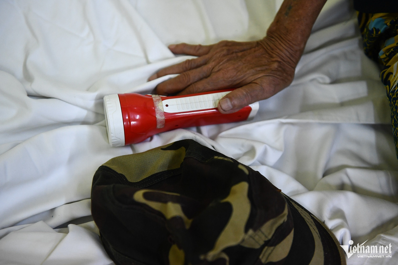 Vì cấp bách, ông Vinh chỉ mang theo được 1 chiếc đèn pin và mũ đội đầu. "Hiện phòng trọ của tôi đã ngập, đồ đạc chưa thu vén được gì. Chỉ mong ngày mai nước rút bớt hoặc chí ít đủ an toàn để về lấy quần áo", ông nói. Vì cấp bách, ông Vinh chỉ mang theo được 1 chiếc đèn pin và mũ đội đầu. "Hiện phòng trọ của tôi đã ngập, đồ đạc chưa thu vén được gì. Chỉ mong ngày mai nước rút bớt hoặc chí ít đủ an toàn để về lấy quần áo", ông nói.