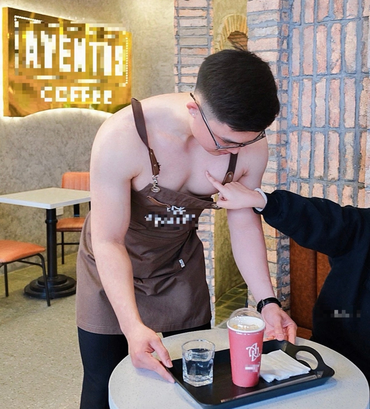 Nam nhân viên cởi trần, mặc tạp dề phục vụ khách hàng tại một quán cà phê ở Hà Nội gây tranh cãi (Ảnh: Quán cà phê A.C). Nam nhân viên cởi trần, mặc tạp dề phục vụ khách hàng tại một quán cà phê ở Hà Nội gây tranh cãi (Ảnh: Quán cà phê A.C).