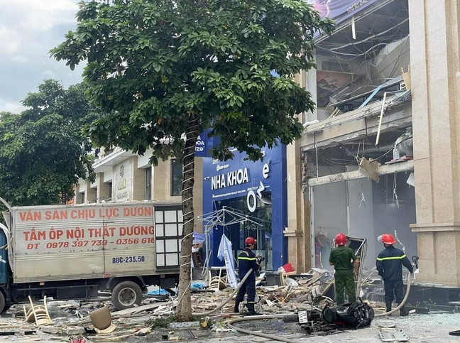 Tại hiện trường, toàn bộ mặt tiền nhà hàng cùng đồ nội thất đã bị vỡ nát, cửa kính vỡ vụn bay xa hàng chục mét. Ảnh: Báo Giao Thông