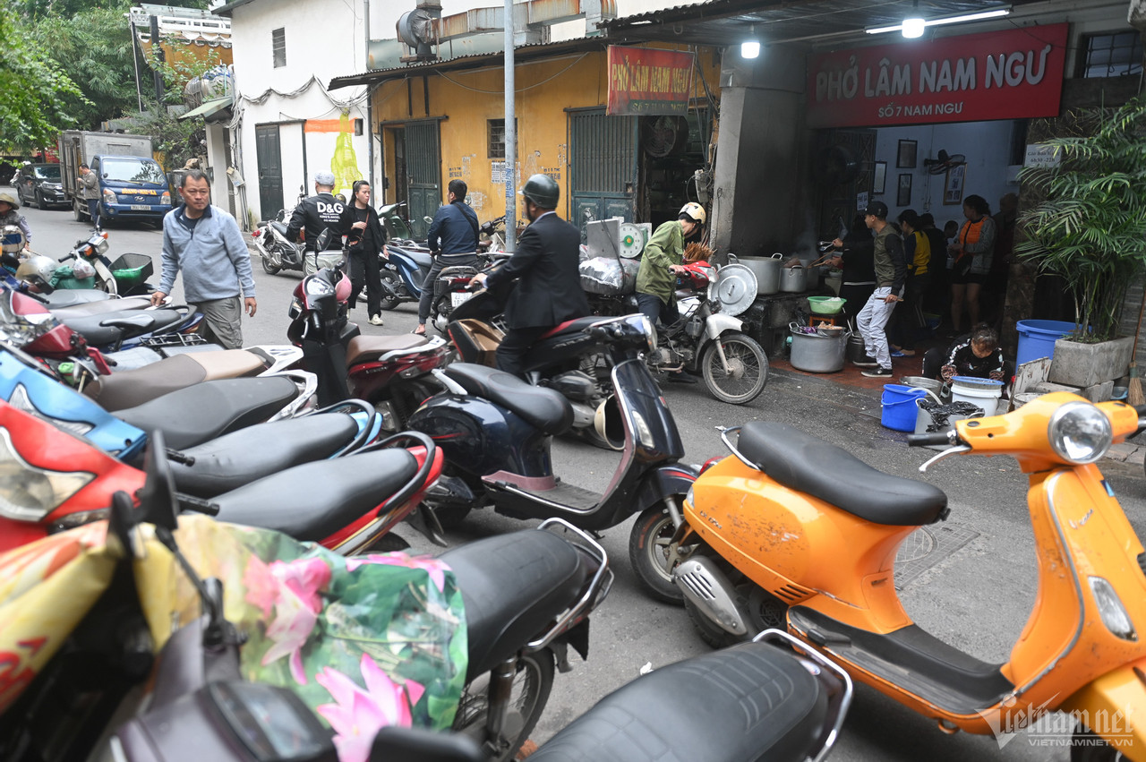 Một ngày sau khi đoạn camera liên quan đến sự việc của TikToker Vũ Minh Lâm được công khai, hàng phở gà Lâm (Nam Ngư, quận Hoàn Kiếm) bỗng có thêm nhiều người lần đầu tới ăn sáng. Ngay từ 7h30 sáng nay (16/1) số lượng xe máy của khách đã xếp kín trước cửa.