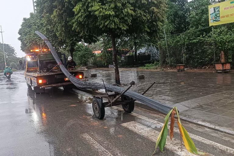 Lực lượng công an đưa xe tự chế cùng bó sắt về nơi tạm giữ (Ảnh: H.Q)