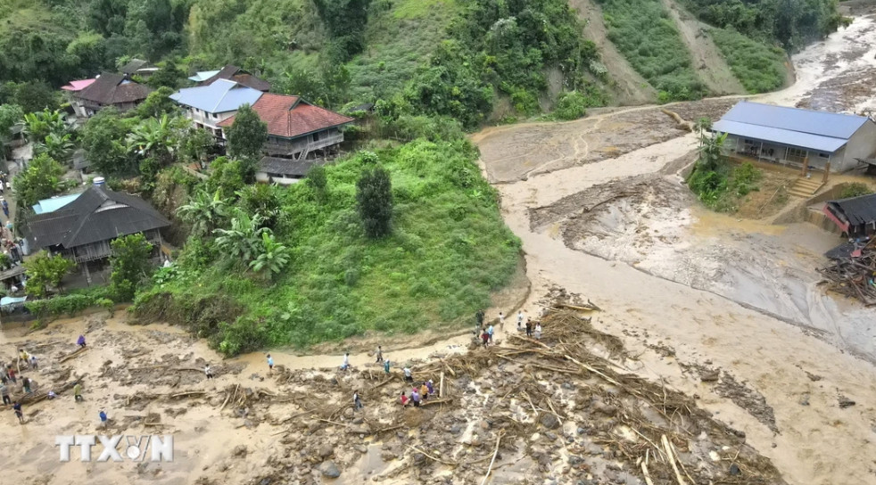 Hiện trường sau trận lũ quét tại Mường Pồn. (Ảnh: Xuân Tư/TTXVN)