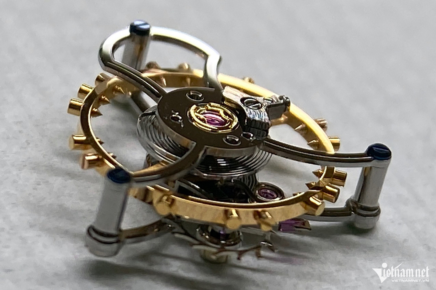 Chiếc đồng hồ Girad Perregaux Tourbillon 3 cầu vàng thuộc dạng hiếm trên thế giới, ở Việt Nam có ít người sở hữu. Qua tay anh Trường, chiếc đồng hồ được bảo dưỡng, lau dầu chạy ổn định. Chiếc đồng hồ Girad Perregaux Tourbillon 3 cầu vàng thuộc dạng hiếm trên thế giới, ở Việt Nam có ít người sở hữu. Qua tay anh Trường, chiếc đồng hồ được bảo dưỡng, lau dầu chạy ổn định.