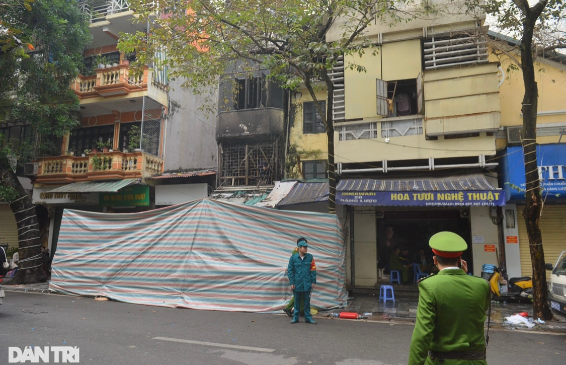 Cảnh sát quây bạt, phong tỏa hiện trường vụ cháy sáng 15/1 (Ảnh: Trần Thanh).
