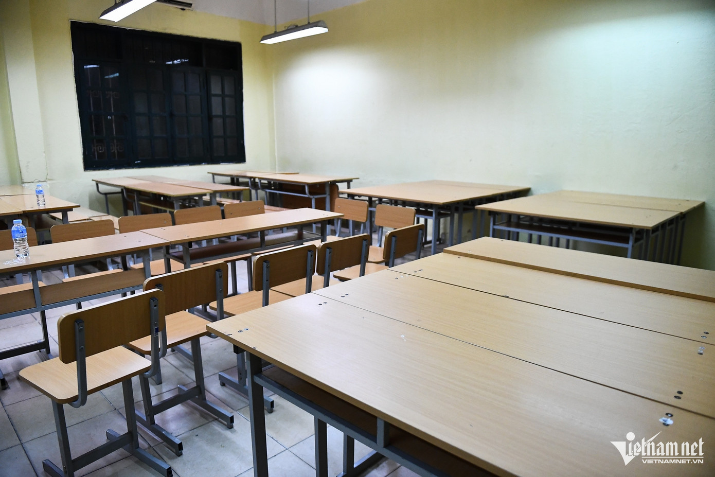 Một số phòng học khác đã được kê lại ngay ngắn, dùng bàn học làm giường cho người dân trong tình trạng khẩn cấp. Một số phòng học khác đã được kê lại ngay ngắn, dùng bàn học làm giường cho người dân trong tình trạng khẩn cấp.