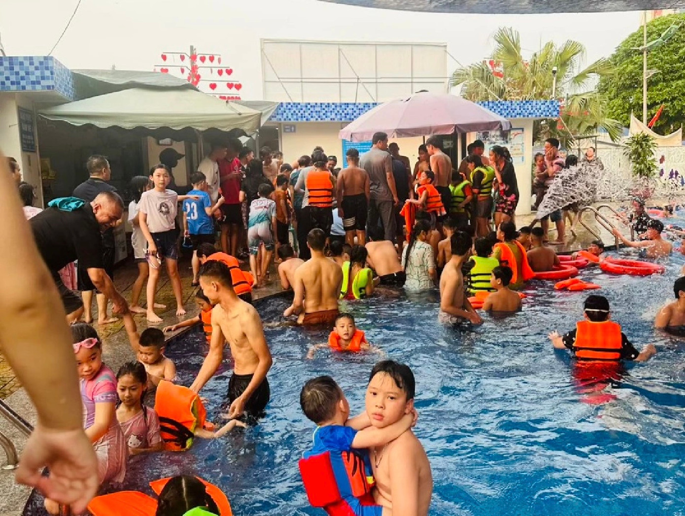 Thời điểm nam sinh bị đuối nước, tại bể bơi rất đông người đang tắm. (Ảnh: MXH).