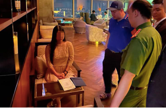 Phía nhà hàng mời công an đến làm việc với cô gái. Ảnh: M.X.H.