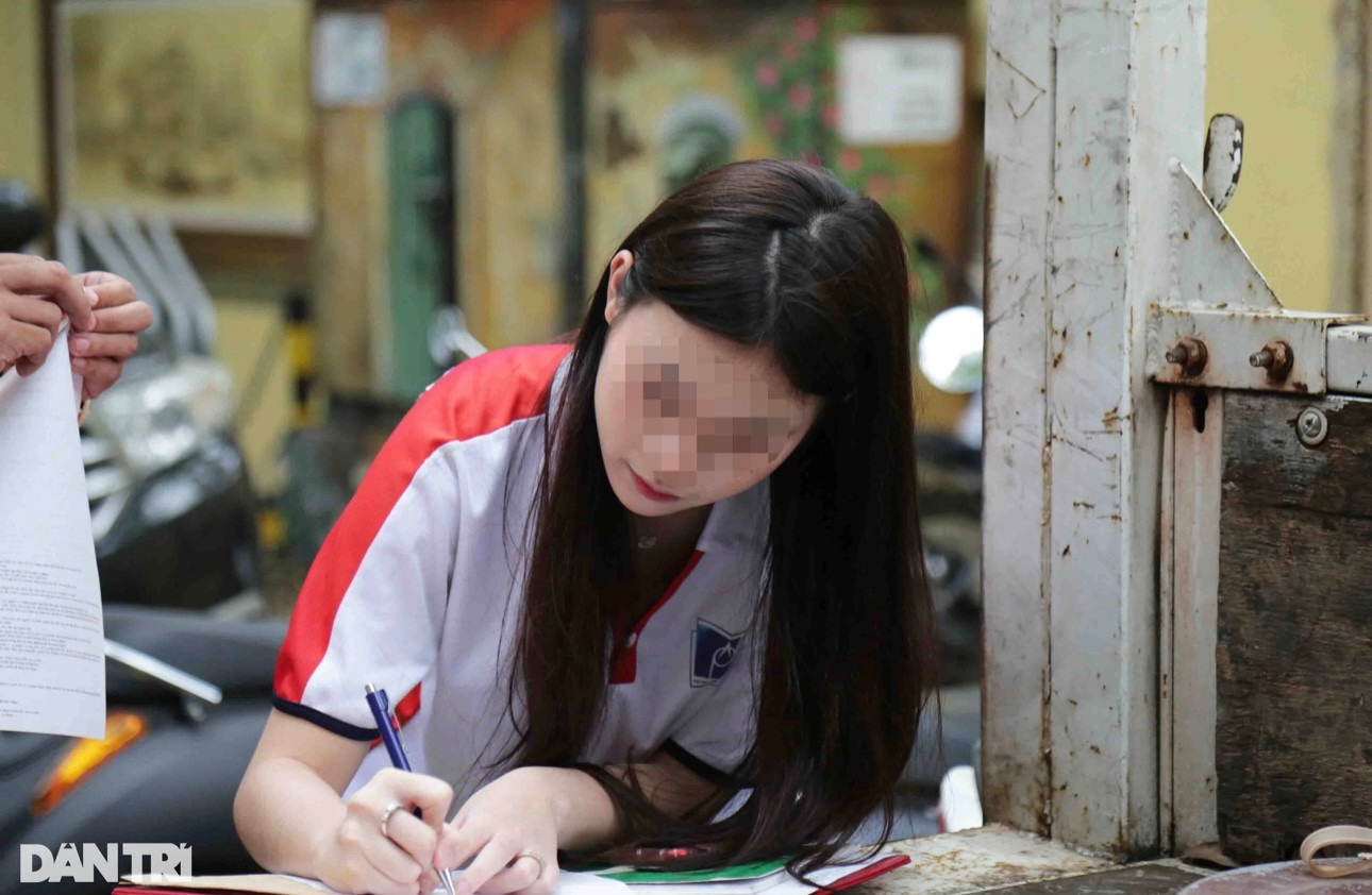 Một nữ sinh vi phạm (Ảnh: Trần Thanh).