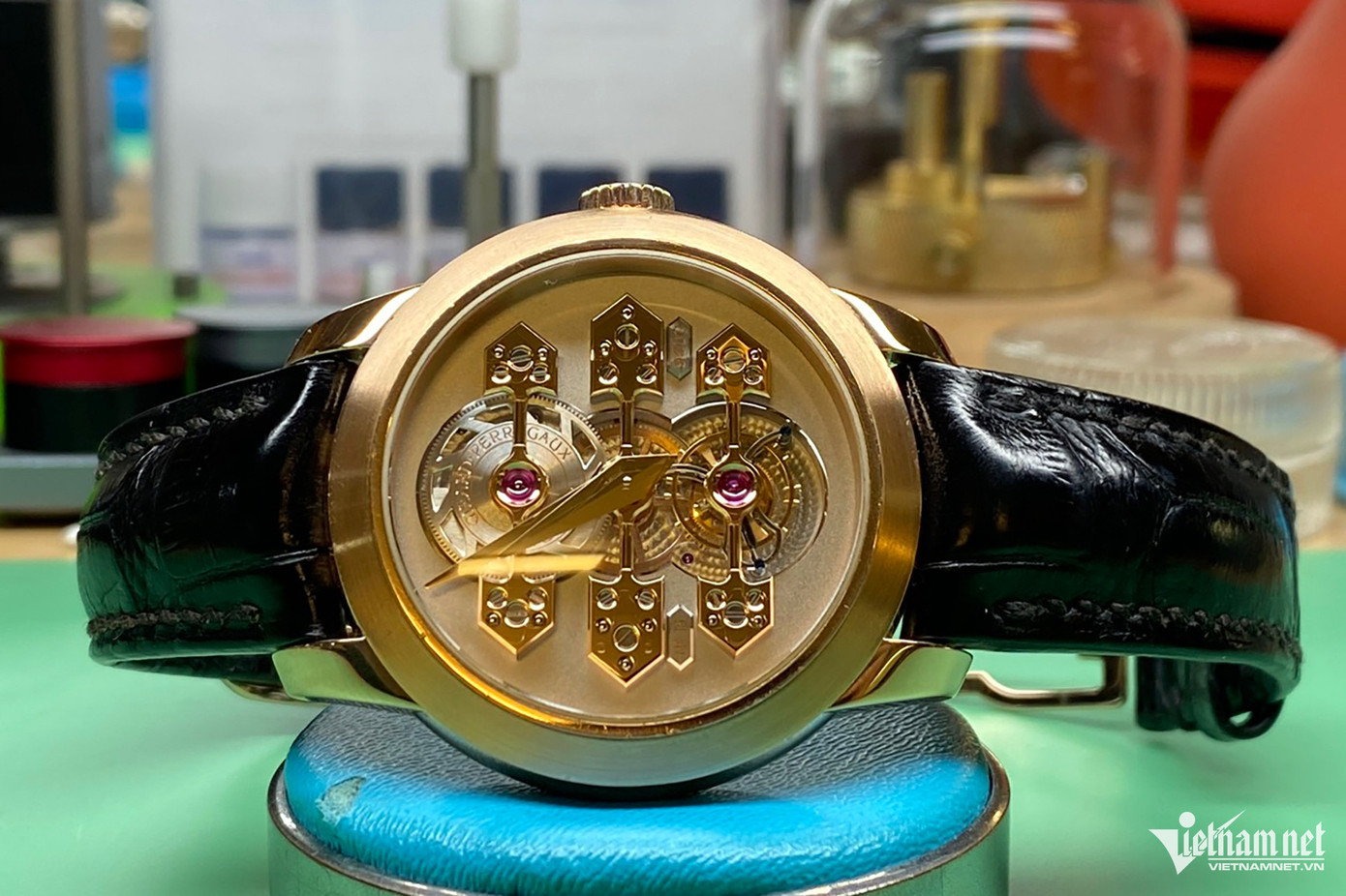 Chiếc đồng hồ Girad Perregaux Tourbillon 3 cầu vàng thuộc dạng hiếm trên thế giới, ở Việt Nam có ít người sở hữu. Qua tay anh Trường, chiếc đồng hồ được bảo dưỡng, lau dầu chạy ổn định. Chiếc đồng hồ Girad Perregaux Tourbillon 3 cầu vàng thuộc dạng hiếm trên thế giới, ở Việt Nam có ít người sở hữu. Qua tay anh Trường, chiếc đồng hồ được bảo dưỡng, lau dầu chạy ổn định.