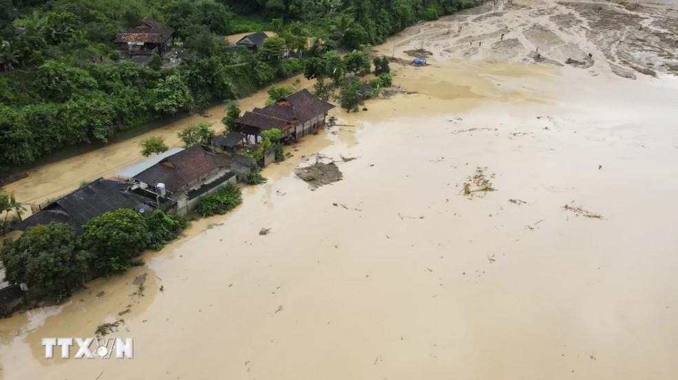Nhiều ngôi nhà bị ngập trong nước lũ. (Ảnh: Xuân Tư/TTXVN)