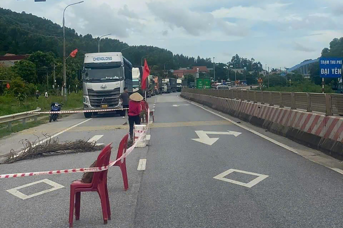 Hàng dài phương tiện ùn tắc sau khi chiếc hố xuất hiện trên mặt đường. Ảnh: L.N.S Hàng dài phương tiện ùn tắc sau khi chiếc hố xuất hiện trên mặt đường. Ảnh: L.N.S