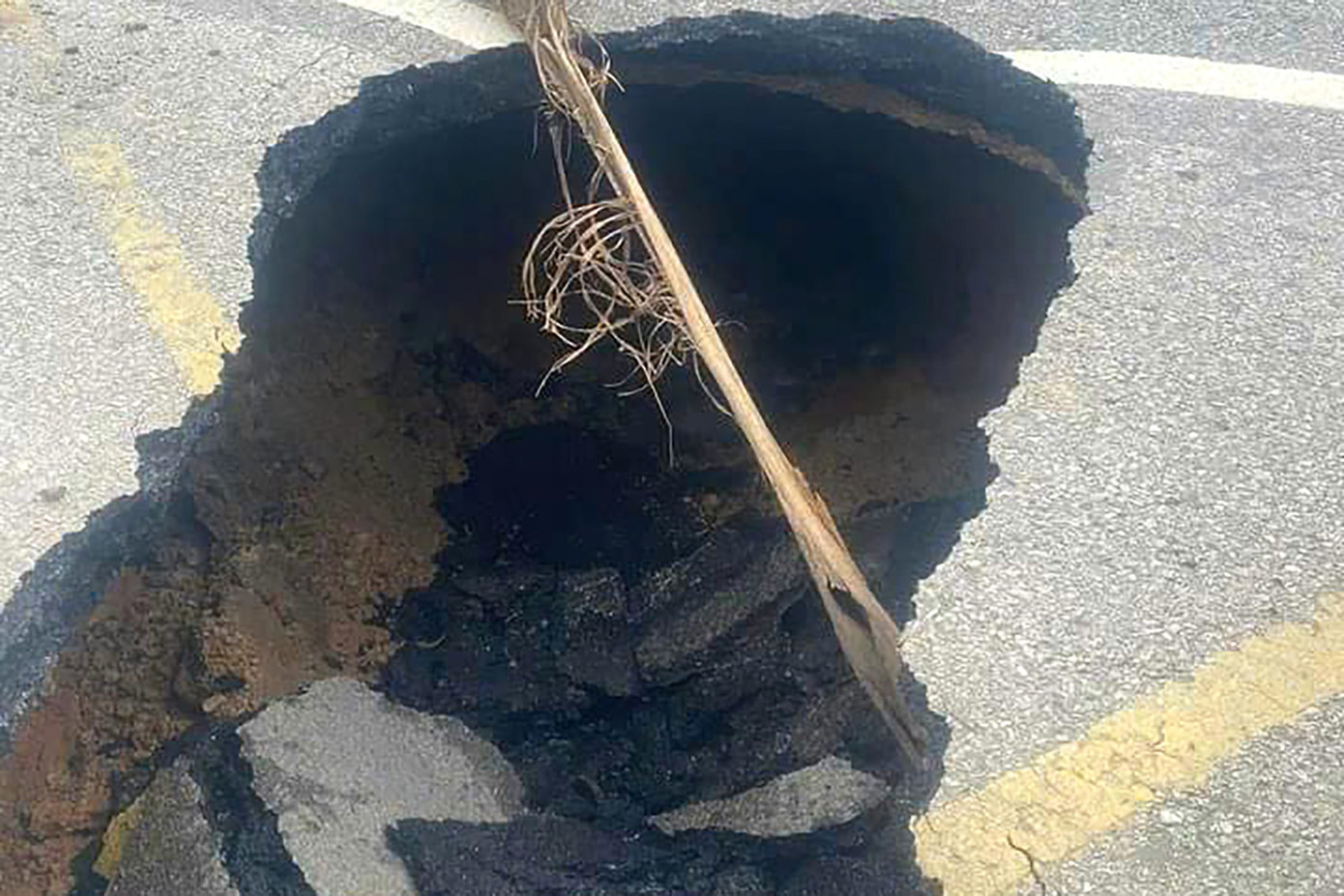 Hố sâu hơn 1m xuất hiện trên quốc lộ 18A. Ảnh: L.N.S Hố sâu hơn 1m xuất hiện trên quốc lộ 18A. Ảnh: L.N.S