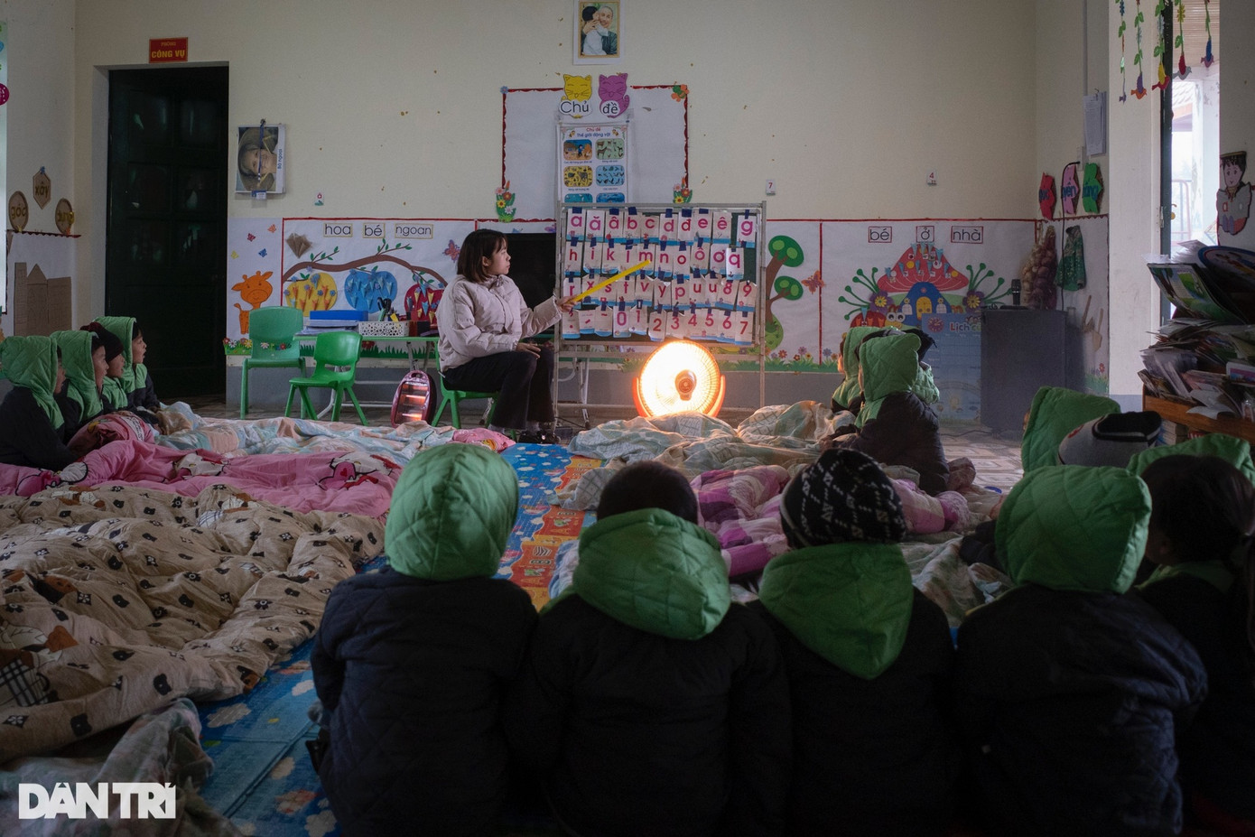 Được biết, điểm trường Ngải Thầu hiện tại có tổng cộng 111 học sinh (36 học sinh khối Tiểu học và 75 học sinh khối mầm non). Trong đợt không khí lạnh giảm sâu lần này, các giáo viên trong trường đã đưa ra nhiều phương án để đảm bảo việc dạy và học vẫn được diễn ra bình thường. Được biết, điểm trường Ngải Thầu hiện tại có tổng cộng 111 học sinh (36 học sinh khối Tiểu học và 75 học sinh khối mầm non). Trong đợt không khí lạnh giảm sâu lần này, các giáo viên trong trường đã đưa ra nhiều phương án để đảm bảo việc dạy và học vẫn được diễn ra bình thường.