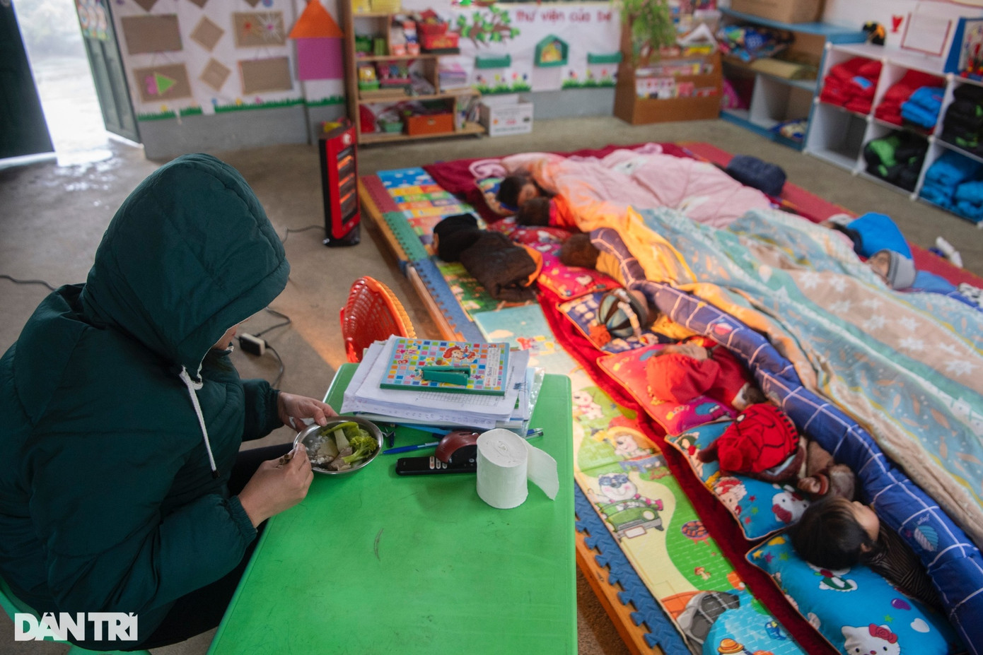 Cô giáo Đào Thị Quỳnh Như trong giờ nghỉ trưa vừa trông học sinh ngủ vừa tranh thủ ăn và làm giáo án. Cô giáo Đào Thị Quỳnh Như trong giờ nghỉ trưa vừa trông học sinh ngủ vừa tranh thủ ăn và làm giáo án.