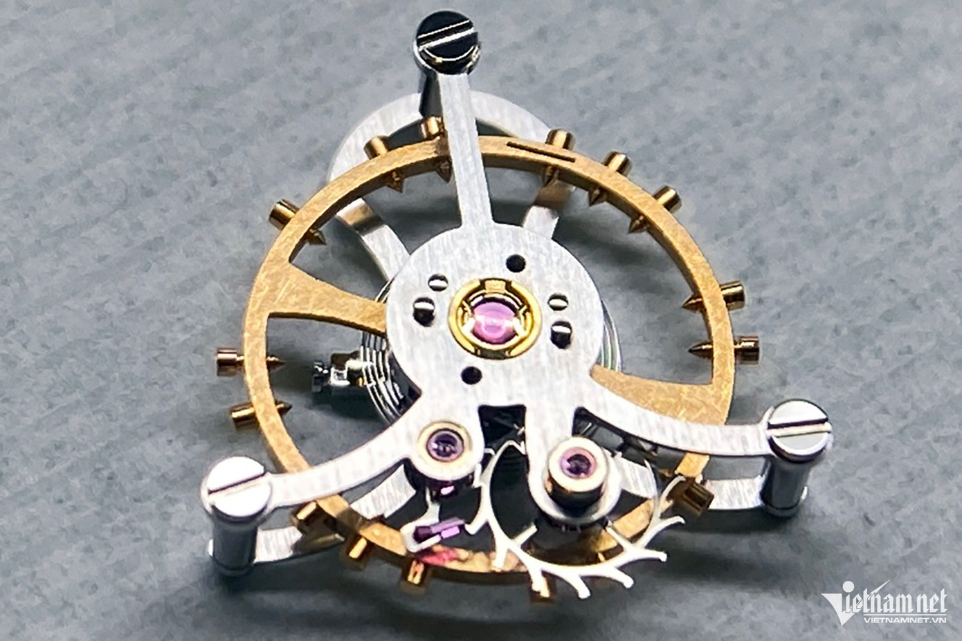 Chiếc đồng hồ Girad Perregaux Tourbillon 3 cầu vàng thuộc dạng hiếm trên thế giới, ở Việt Nam có ít người sở hữu. Qua tay anh Trường, chiếc đồng hồ được bảo dưỡng, lau dầu chạy ổn định. Chiếc đồng hồ Girad Perregaux Tourbillon 3 cầu vàng thuộc dạng hiếm trên thế giới, ở Việt Nam có ít người sở hữu. Qua tay anh Trường, chiếc đồng hồ được bảo dưỡng, lau dầu chạy ổn định.