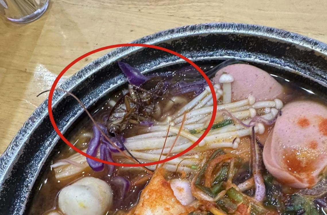 Thực khách bức xúc vì cách hành xử của nhân viên quán mì cay và nghi ngại về vấn đề vệ sinh an toàn thực phẩm (Ảnh: Nhân vật cung cấp). Thực khách bức xúc vì cách hành xử của nhân viên quán mì cay và nghi ngại về vấn đề vệ sinh an toàn thực phẩm (Ảnh: Nhân vật cung cấp).