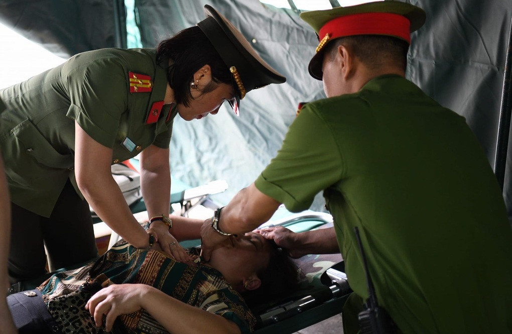 Theo báo Dân trí, trước đó, sáng 13/4 (5/3 âm lịch), trong quá trình di chuyển từ Đền Thượng xuống Đền Giếng, chị Nguyễn Thị Thúy (46 tuổi, xã Minh Châu, huyện Ba Vì, Hà Nội) bị hạ đường huyết, hạ huyết áp dẫn đến khó thở. Ngay lập tức, lực lượng công an đang làm nhiệm vụ tại Đền Hạ phối hợp với người nhà chị Thúy tiến hành sơ cứu, dùng cáng đưa chị Thúy về lán của lực lượng công an để chăm sóc. Đến trưa cùng ngày, sức khỏe của chị Thúy dần ổn định, hoàn toàn bình phục. Trong ảnh:Lực lượng công an sơ cứu một trường hợp bị ngất khi đi lễ hội Đền Hùng (Ảnh: Công an Phú Thọ).