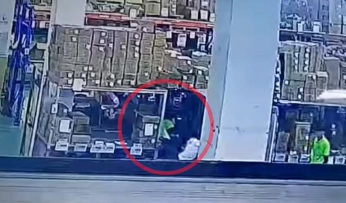 K. bị xe nâng tông trúng, ép sát vào kho chứ hàng.(Ảnh: cắt từ video đăng tải mạng xã hội)