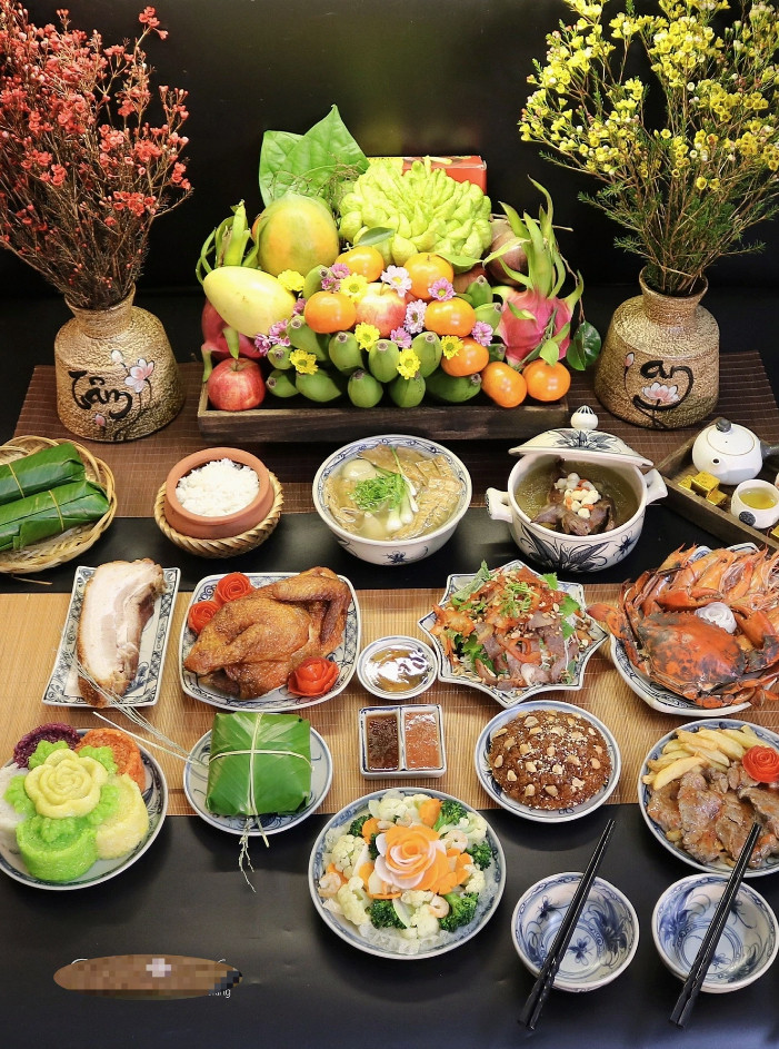 Mâm cúng gồm gà quay ngũ vị, xôi hoa ngũ sắc, cua bể tôm sú hấp sả bia, bò bít tết, khoai tây chiên, chim hầm cốm hạt sen, nộm đu đủ bò khô, bóng xào thập cẩm, thịt quay giòn bì, canh măng móng giò, xôi cốm và chè con ong, bánh ngải, cơm gạo mùa, trà sen, bánh đậu xanh.