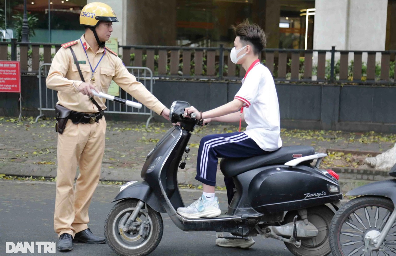 Em Q. không đội mũ bảo hiểm bị CSGT dừng xe (Ảnh: Trần Thanh).