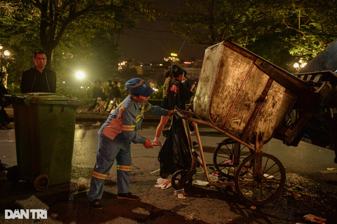 Cách khu vực chị Thu làm việc khoảng 300m, bà Lê Thị Yến và Nguyễn Thị Hoa (nhân viên Xí nghiệp môi trường đô thị số 2, quận Hoàn Kiếm) tất bật quét dọn trên phố Đinh Tiên Hoàng. Bà Yến chia sẻ, công việc của các lao công bắt đầu từ 16h ngày hôm trước và thường kết thúc vào 2h ngày hôm sau. Tuy nhiên, vào những ngày lễ, Tết lượng người đổ về hồ Gươm đông nên rác thải nhiều, do vậy công việc của các lao công có thể kéo dài hơn ngày thường.