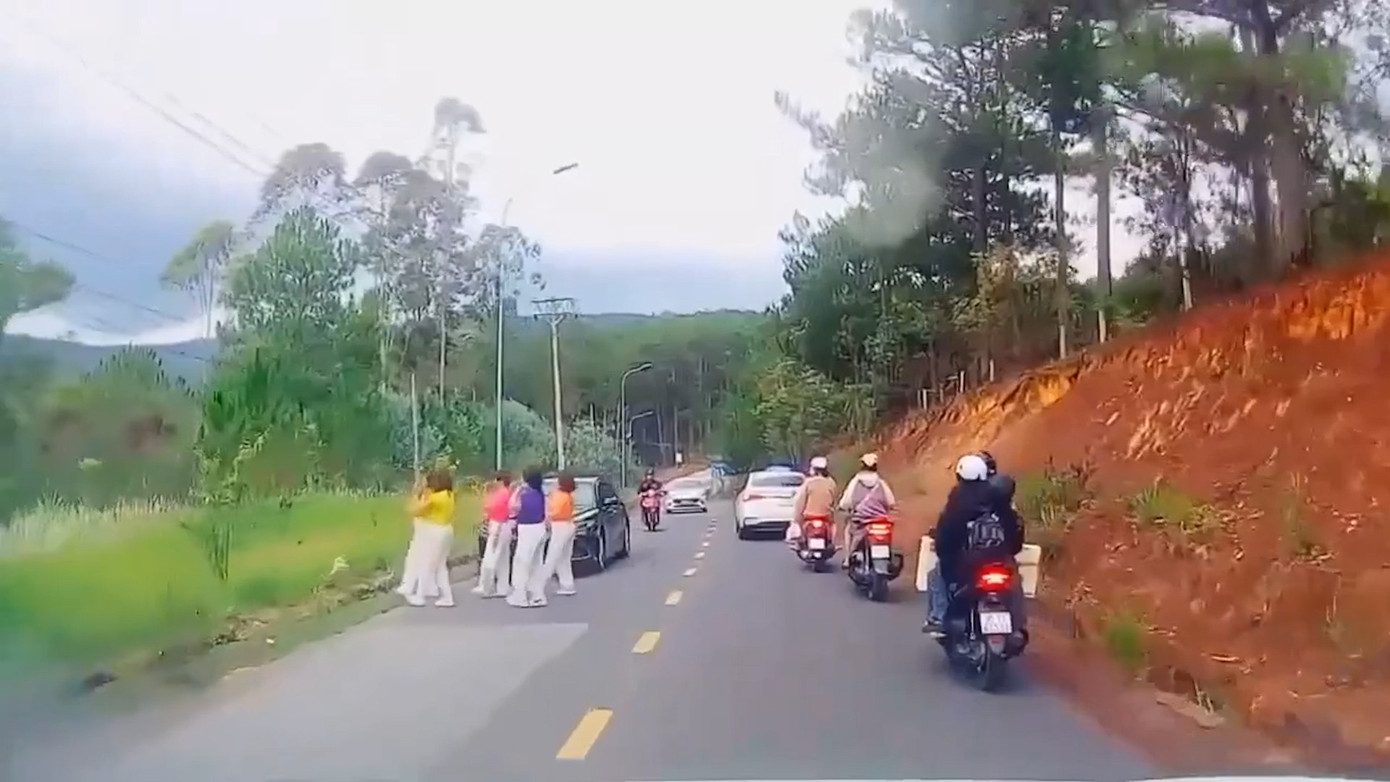 Nhóm phụ nữ nhảy múa, tập thể dục giữa đường. Ảnh chụp màn hình