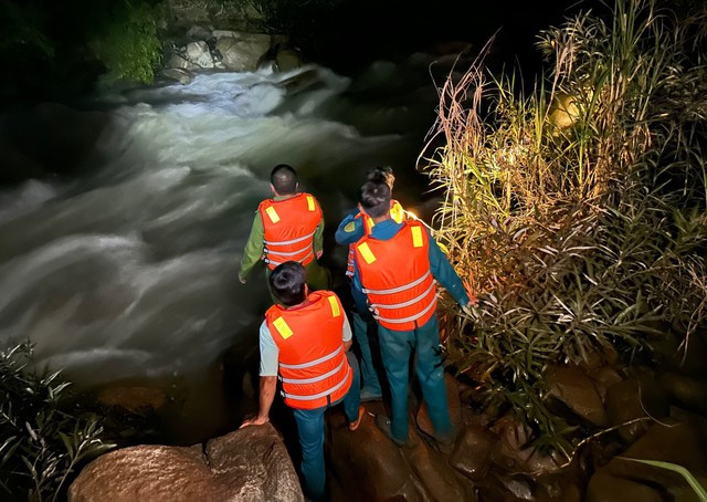 Lực lượng chức năng huyện Di Linh, tỉnh Lâm Đồng tiếp cận nơi 5 người mắc kẹt.