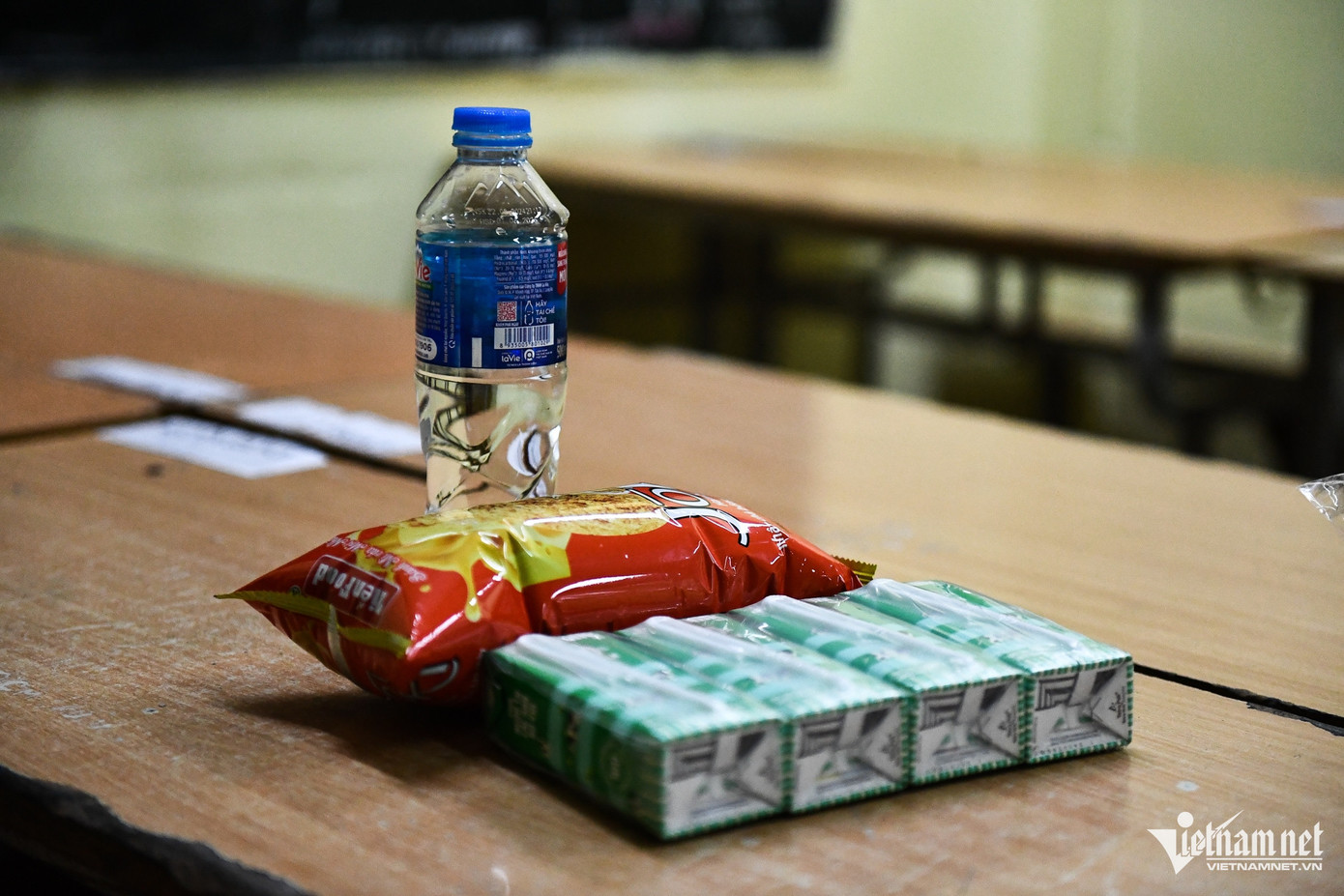 Tại điểm tránh ngập, người dân sẽ được phát bánh, sữa, cơm và nước sạch trong thời gian ở đây. UBND quận Ba Đình cũng chuẩn bị đầy đủ chăn, gối, chiếu... phục vụ bà con trong thời điểm căng thẳng này. Tại điểm tránh ngập, người dân sẽ được phát bánh, sữa, cơm và nước sạch trong thời gian ở đây. UBND quận Ba Đình cũng chuẩn bị đầy đủ chăn, gối, chiếu... phục vụ bà con trong thời điểm căng thẳng này.