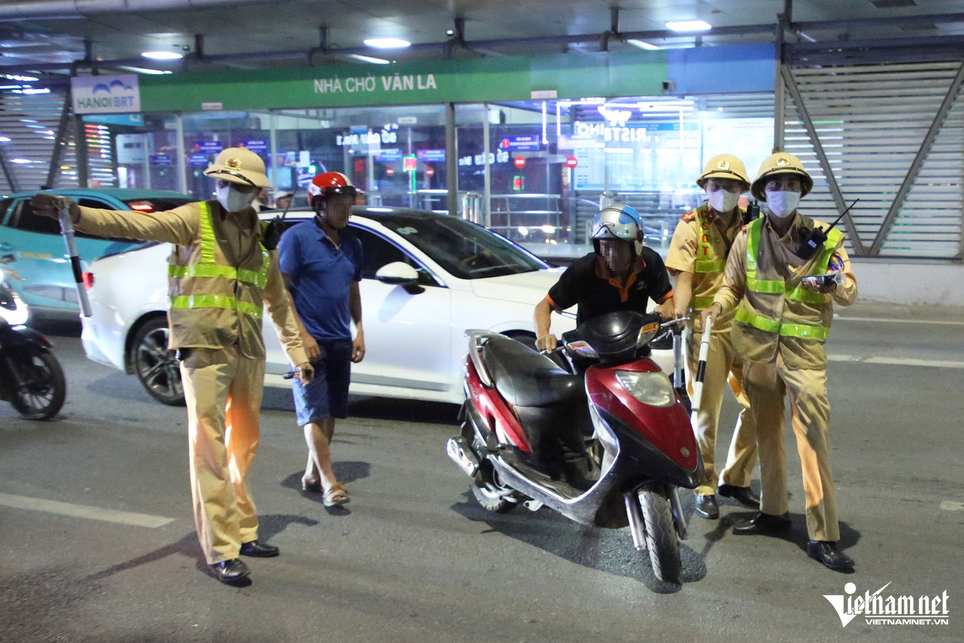 Tổ CSGT dừng xe của tài xế K. Ảnh: Đình Hiếu