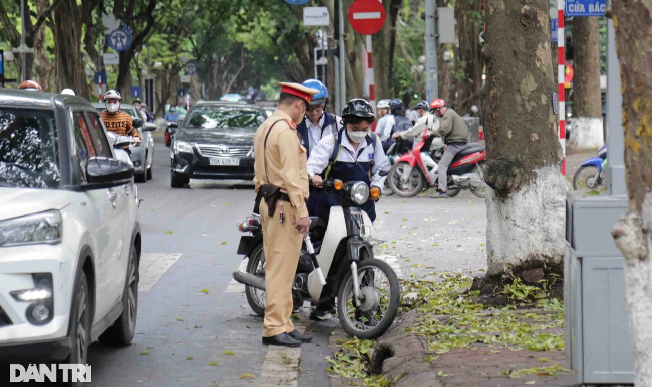 Một trường hợp học sinh vượt đèn đỏ bị CSGT xử lý (Ảnh: Trần Thanh).