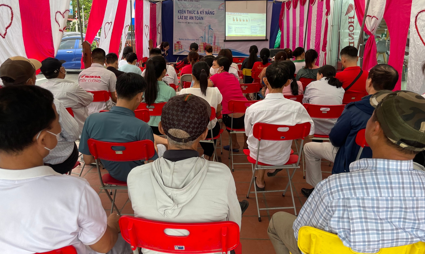 Nhân viên tại cửa hàng đã hướng dẫn khách hàng tham gia buổi tập huấn nắm chắc các kiến thức, kỹ năng lái xe an toàn.