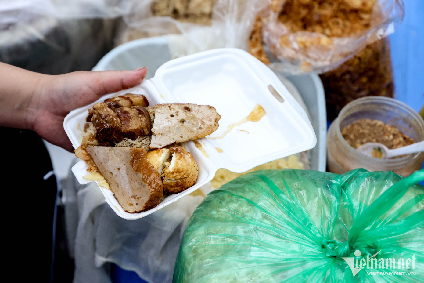 Suất xôi có giá trung bình từ 10.000-20.000 đồng, được người phụ nữ có gần chục năm kinh nghiệm làm nhoay nhoáy chỉ trong vài chục giây. Chị Đỗ Mỹ Thịnh (Đông Anh, Hà Nội) là thực khách trung thành với sở thích ăn xôi xéo, cho hay: "Ngoài ăn sáng, khi nhà có cỗ tôi cũng đến mua xôi tại đây. Xôi Phú Thượng ngay cả khi để nguội vẫn giữ được độ dẻo thơm". Suất xôi có giá trung bình từ 10.000-20.000 đồng, được người phụ nữ có gần chục năm kinh nghiệm làm nhoay nhoáy chỉ trong vài chục giây. Chị Đỗ Mỹ Thịnh (Đông Anh, Hà Nội) là thực khách trung thành với sở thích ăn xôi xéo, cho hay: "Ngoài ăn sáng, khi nhà có cỗ tôi cũng đến mua xôi tại đây. Xôi Phú Thượng ngay cả khi để nguội vẫn giữ được độ dẻo thơm".