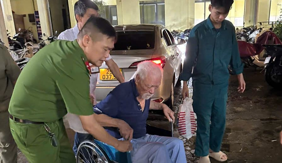 Lực lượng chức năng hỗ trợ người dân phường Phúc Xá di tản.