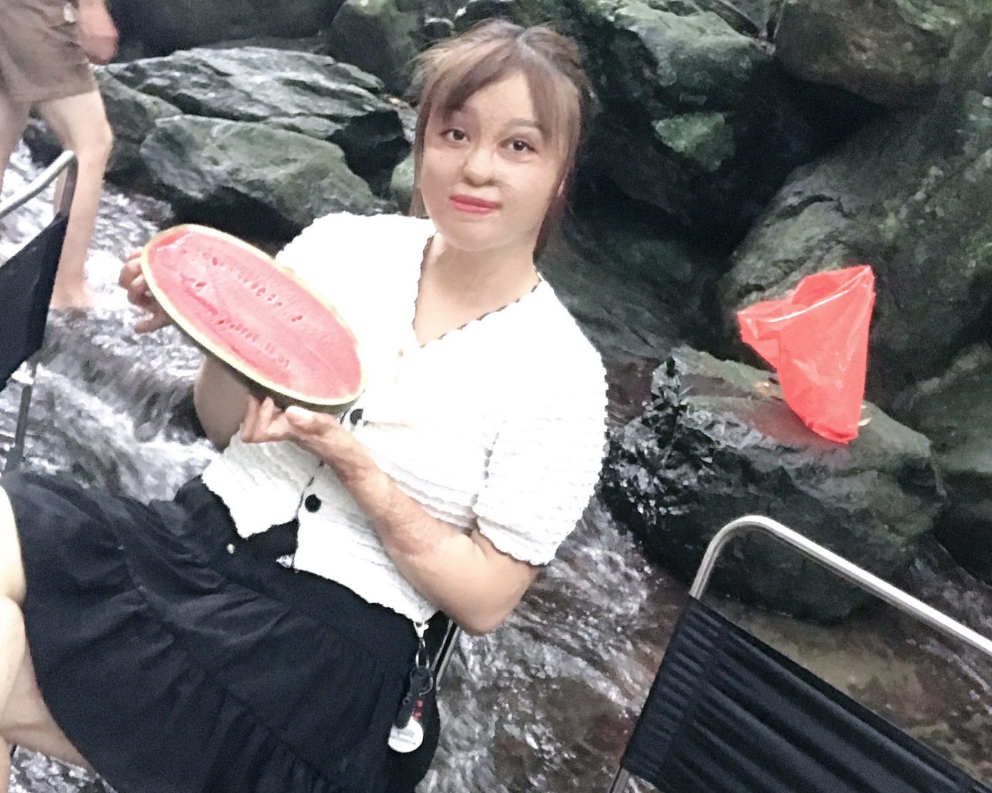 Cô đã tự tin đi chơi cùng bạn bè. Ảnh: NVCC.