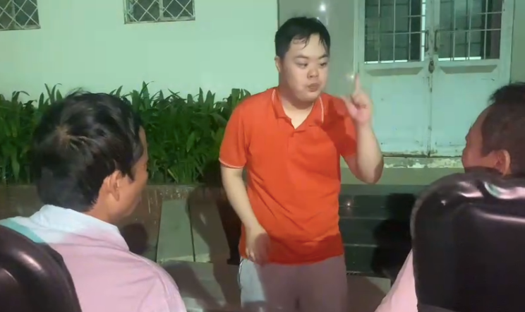 Sơn "dạy" bố và các bác, các ông tập đếm, tập đọc bảng chữ cái. Ảnh cắt từ clip gia đình cung cấp