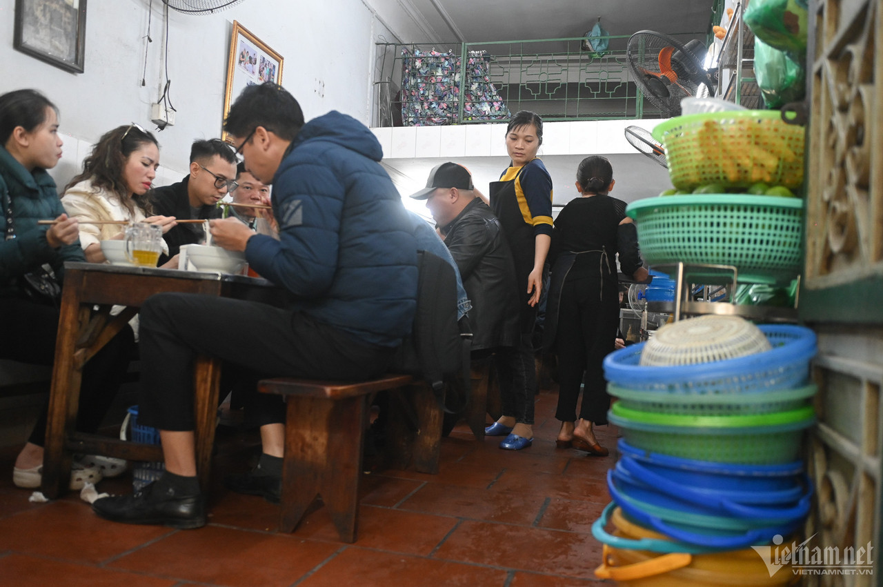 Lối vào quán nhỏ chưa đầy 1m, nhân viên phải lách qua nếu có 2 người cùng đi.