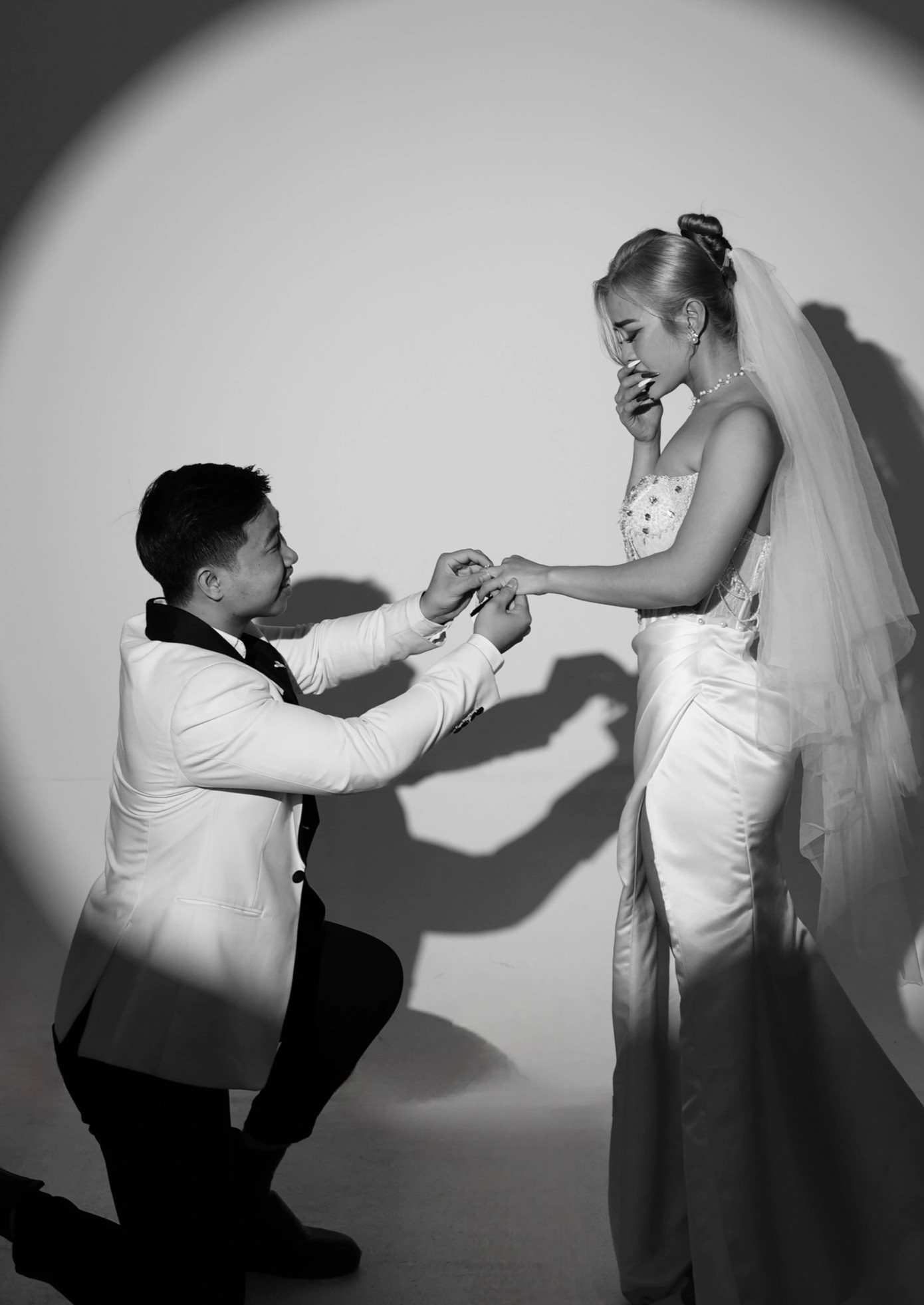 Hải cầu hôn vợ ngay trong buổi chụp ảnh cưới.