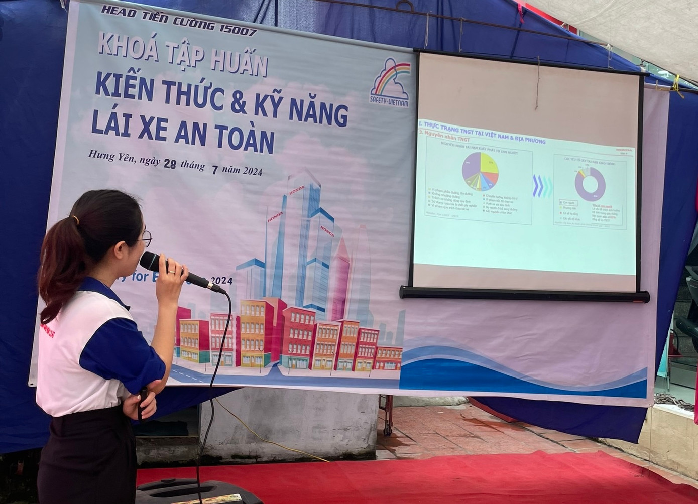 Buổi "Tập huấn kiến thức và kỹ năng Lái xe an toàn" gồm phần đào tạo lý thuyết và phần hướng dẫn thực hành.