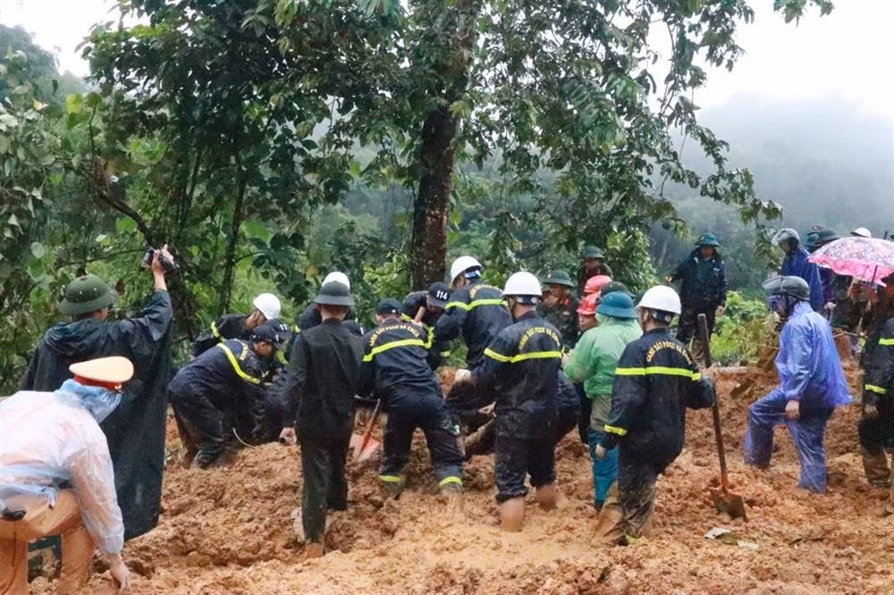 Lực lượng chức năng tập trung cứu nạn cứu hộ đưa các nạn nhân ra khỏi khu vực sạt lở.