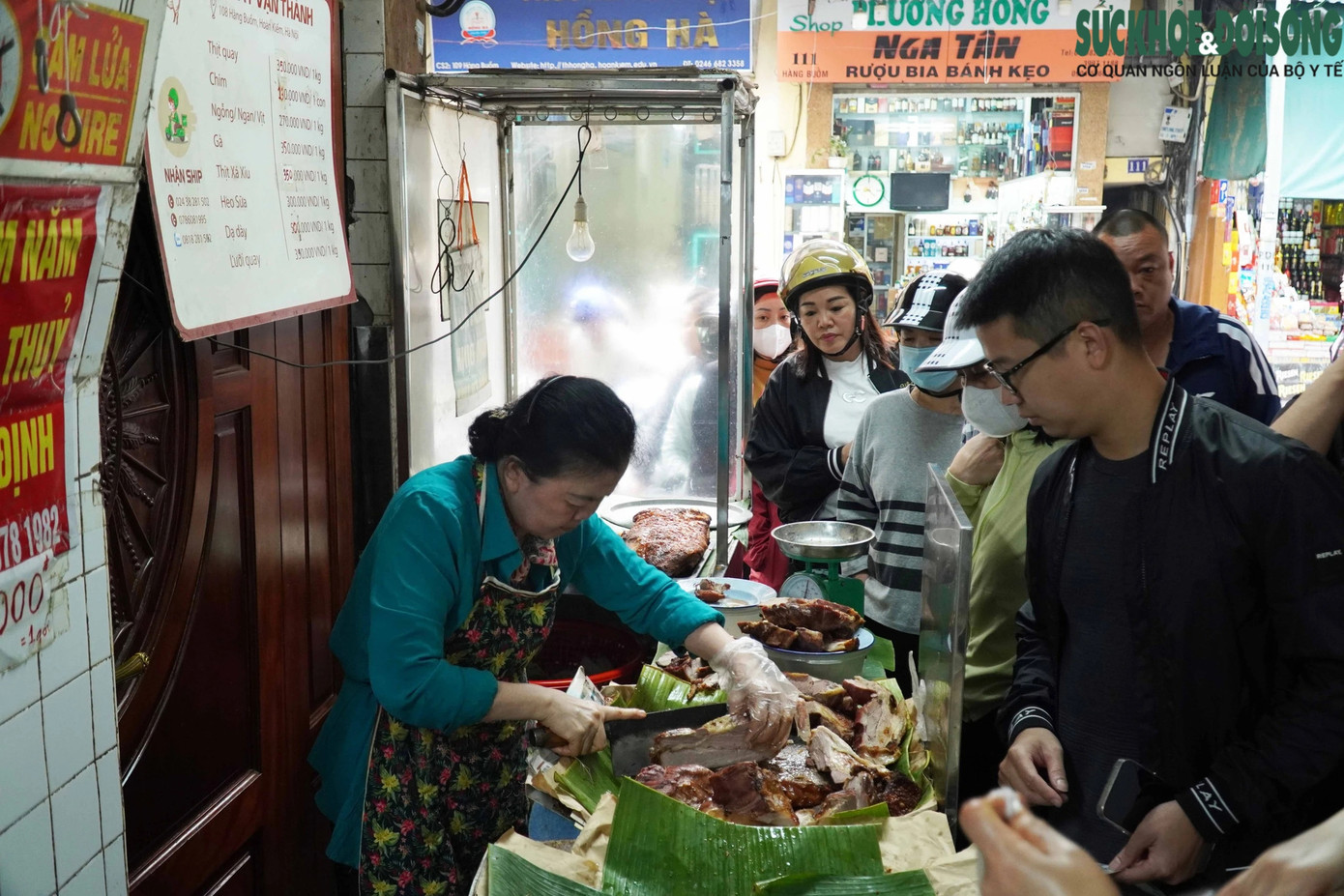 Chủ cửa hàng liên tục chặt thịt vì quá đông khách. Chủ cửa hàng liên tục chặt thịt vì quá đông khách.
