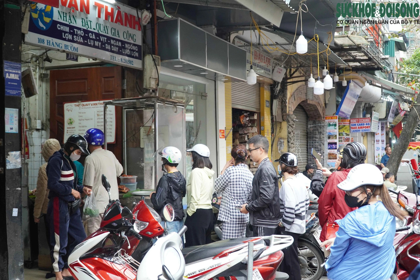 Người dân đang xếp hàng đợi đến lượt mua thịt quay. Người dân đang xếp hàng đợi đến lượt mua thịt quay.