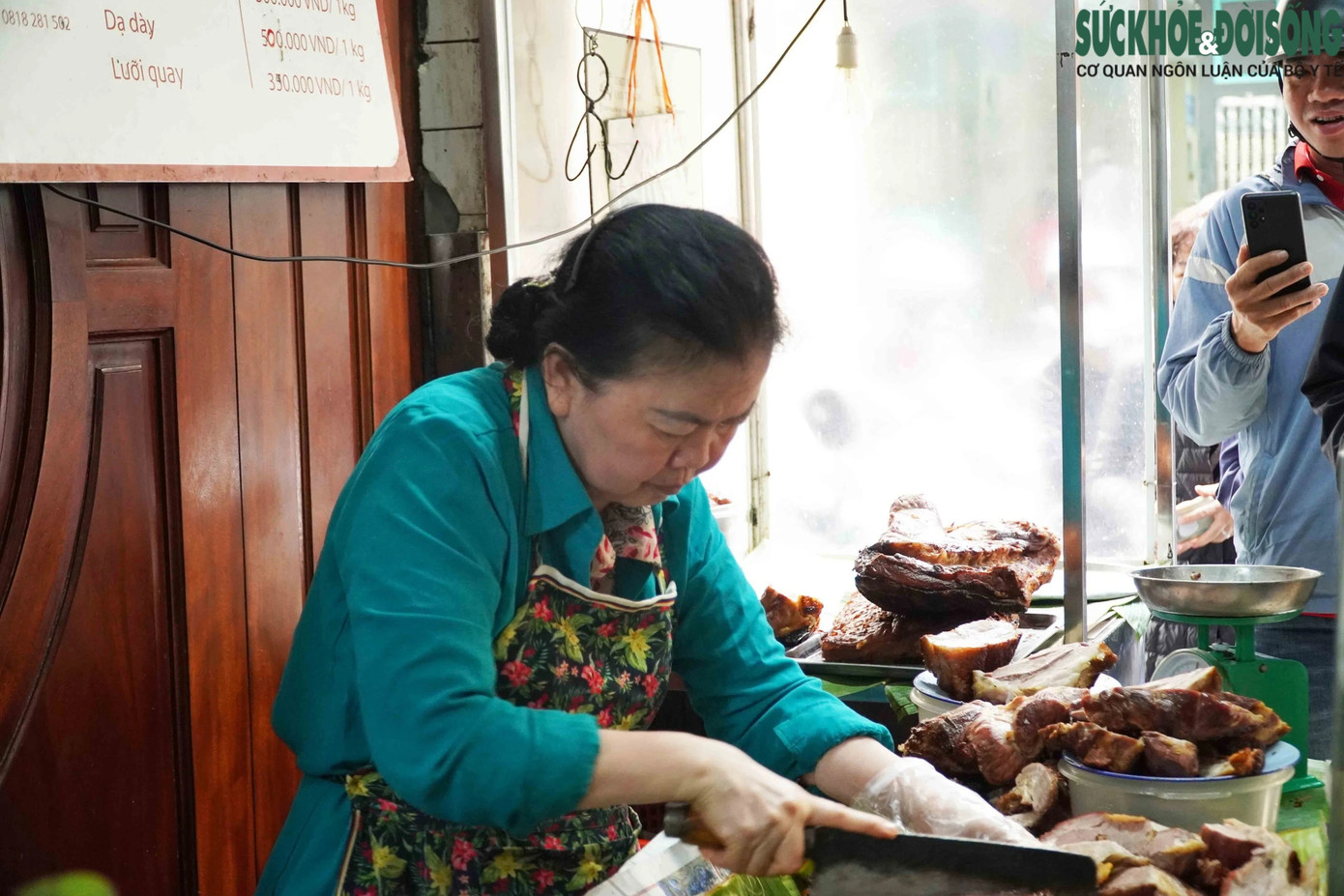 Bà Trang Thị Lan 67 tuổi chủ của hàng thịt quay trên phố Hàng Buồm. Bà Trang Thị Lan 67 tuổi chủ của hàng thịt quay trên phố Hàng Buồm.