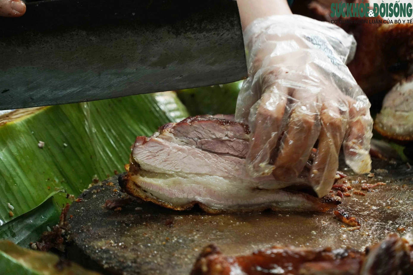 Vào ngày này cửa hàng phải sản xuất trên 1 tạ thịt để đủ bán. Vào ngày này cửa hàng phải sản xuất trên 1 tạ thịt để đủ bán.